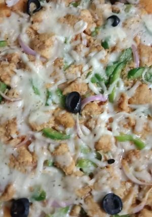 A picture of Chicken tikka pizza.