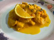 Una foto de pollo a la naranja con zanahoria