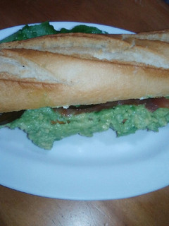 Una foto de Bocadillo de aguacate y salmón