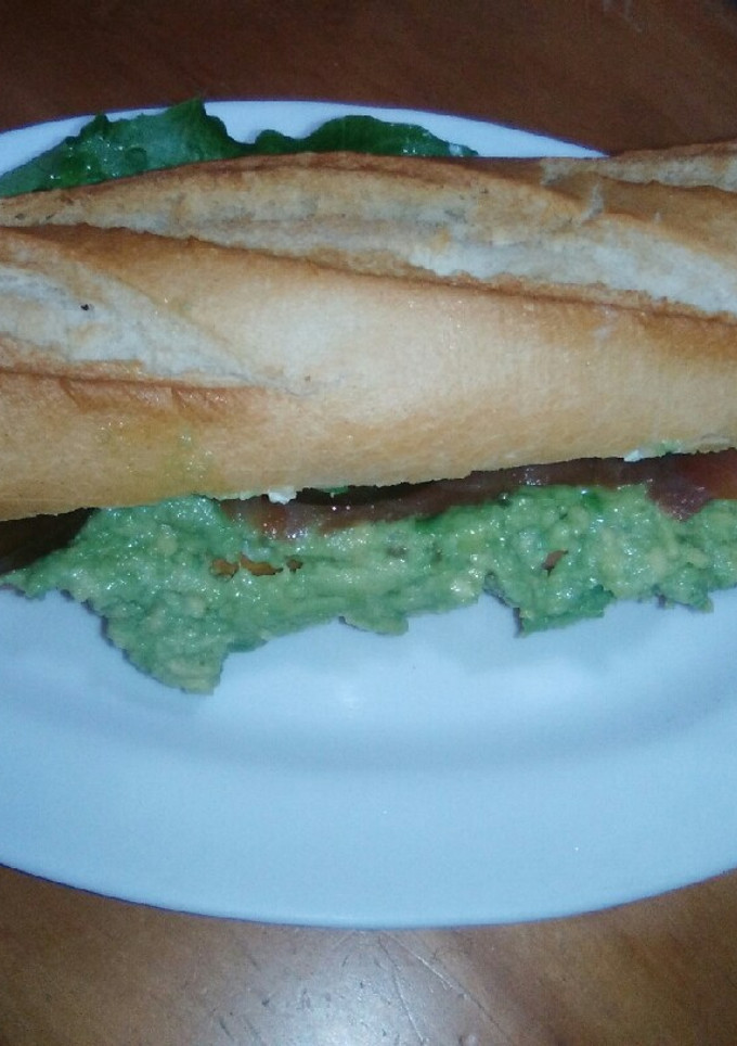 Una foto de Bocadillo de aguacate y salmón