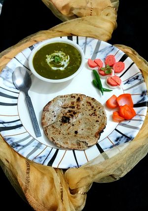 बाजरे की रोटी पालक का साग (bajre ki roti palak ka saag recipe in Hindi) रेसिपी मुख्य फोटो