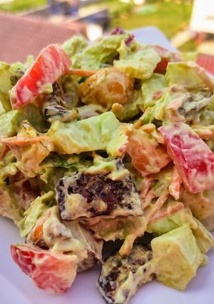 Sült cukkinis saláta, avokadós-kókuszos öntettel recept fotója
