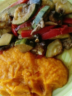 Una foto de Puré de Zapallo y Zanahorias con salteado de Verduras