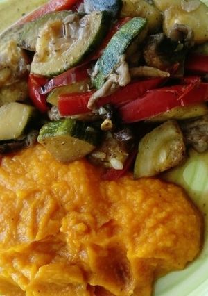 Una foto de Puré de Zapallo y Zanahorias con salteado de Verduras