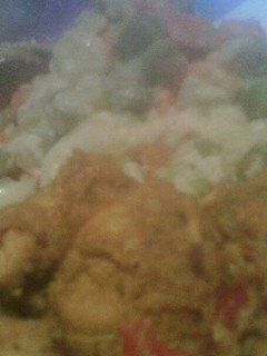 Una foto de Pollo al Curry y ensalada rusa