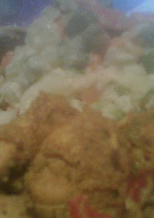Una foto de Pollo al Curry y ensalada rusa