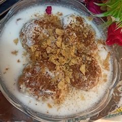 A picture of Dahi bhalley chaat.