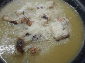 Una foto de Sopa crema de arvejas casera con crutones de pan