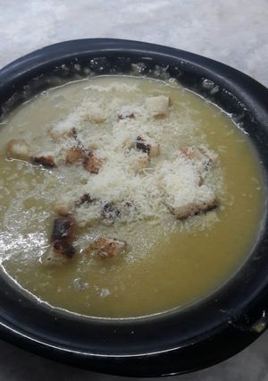 Una foto de Sopa crema de arvejas casera con crutones de pan