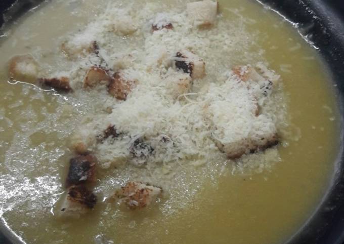 Sopa crema de arvejas casera con crutones de pan Receta de Pamela Sanchez-  Cookpad