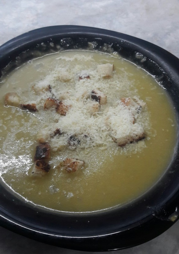 Una foto de Sopa crema de arvejas casera con crutones de pan
