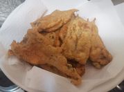 Una foto de pescado frito con harina