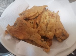 Una foto de Pescado frito.. Ñam con papas cocidas