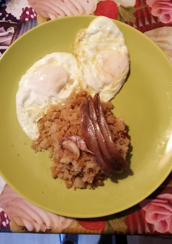 Una foto de Migas de pan sin gluten con huevos fritos y anchoas del cantábrico
