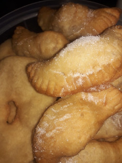 Una foto de Empanaditas de dulce y tortas fritas