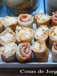 Una foto de Rollitos de pan con jamón y queso fresco
