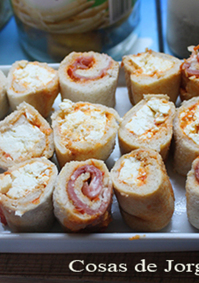 Una foto de Rollitos de pan con jamón y queso fresco