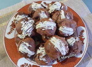 Foto di Biscotti natalizi con mandorle, cacao, miele e cannella