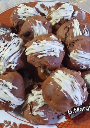 Foto di Biscotti natalizi con mandorle, cacao, miele e cannella