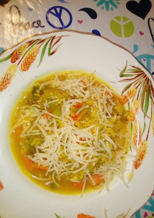 Una foto de Arroz con brócolis y vegetales 😊💜