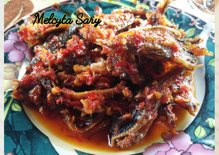 Goreng ikan tamban kriuk lado merah