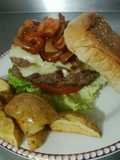 Hamburguesa de mar y tierra con casquitos de papa