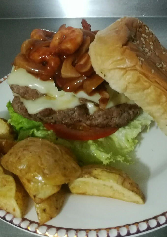 Una foto de Hamburguesa de mar y tierra con casquitos de papa