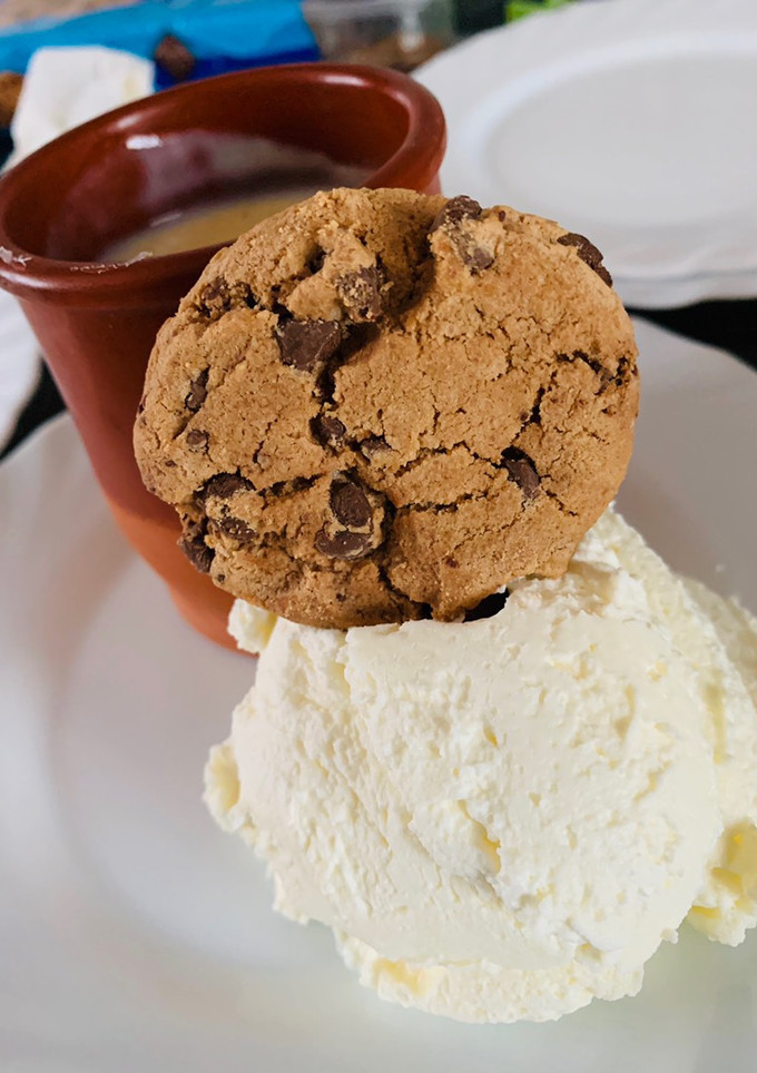 Una foto de Natillas con nata y cookies