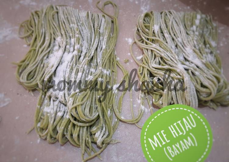 Mie hijau (bayam)