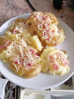 Una foto de Patatas puñetazo con bacon y queso