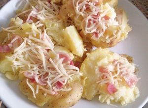 Una foto de Patatas puñetazo con bacon y queso