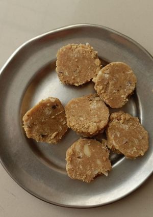 आटे वाले नारियल के लड्डू(aate wale nariyal ke laddu recipe in hindi) रेसिपी मुख्य फोटो