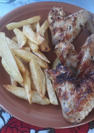 Una foto de Alitas de pollo al limón a la parrilla con papas fritas