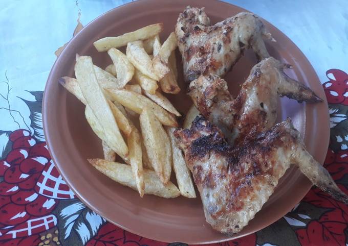 Alitas de pollo al limón a la parrilla con papas fritas Receta de David-  Cookpad