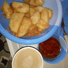 A picture of Fried yam with tea and source.