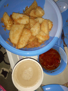 A picture of Fried yam with tea and source.