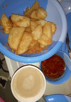 A picture of Fried yam with tea and source.