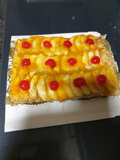 Una foto de Tarta de manzana con miel y cerezas