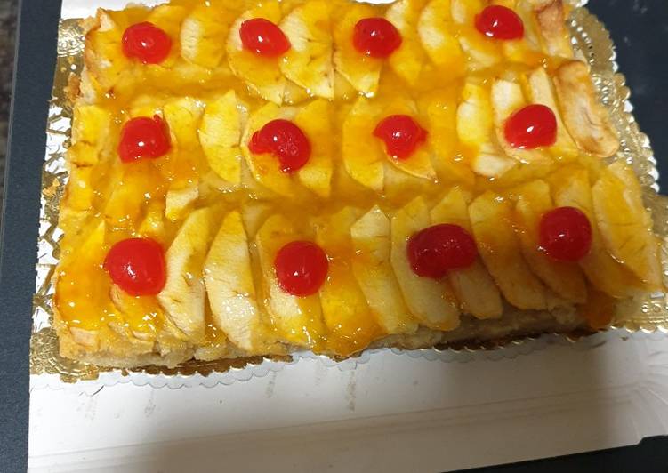 Tarta de manzana con miel y cerezas