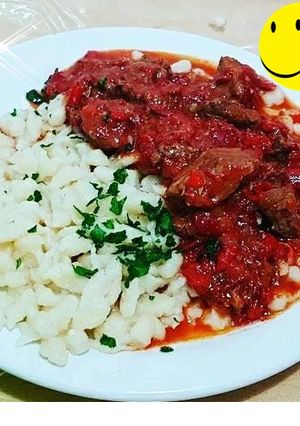 Una foto de Gulasch mit Spätzle (ñoquis)