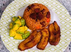 Una foto de Locrio de salami Dominicano