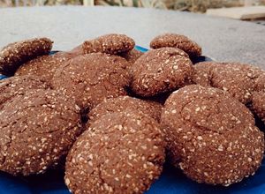 Una foto de Cookies de avena y cacao para los antojos en la dieta