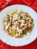 Ensalada de margaritas tricolor con queso feta y surimi