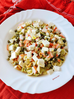 Una foto de Ensalada de margaritas tricolor con queso feta y surimi