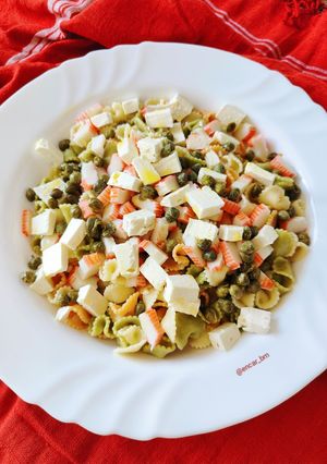 Una foto de Ensalada de margaritas tricolor con queso feta y surimi