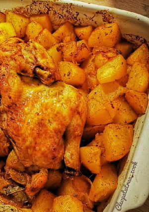 Une photo de Poulet et pommes de terre au four
