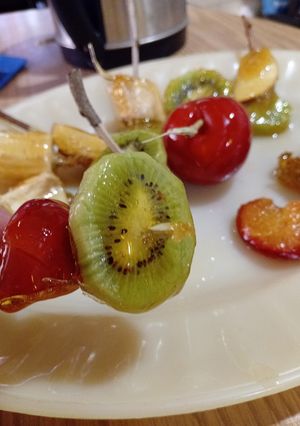 Una foto de Tunghulu, fruta caramelizada crocante