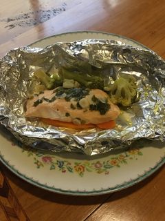 Una foto de Salmón empapelado con miel y limón