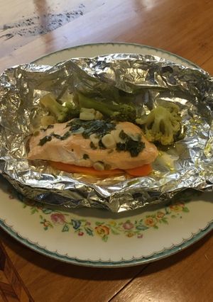 Una foto de Salmón empapelado con miel y limón