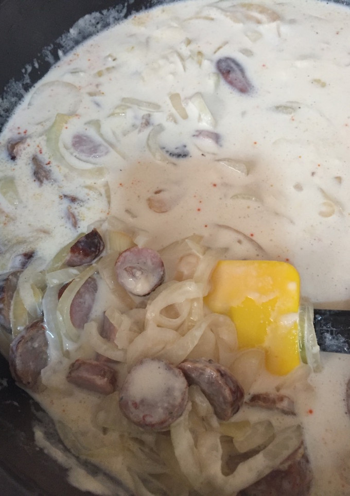 Una foto de Salsa de nata, cebollas y chorizos